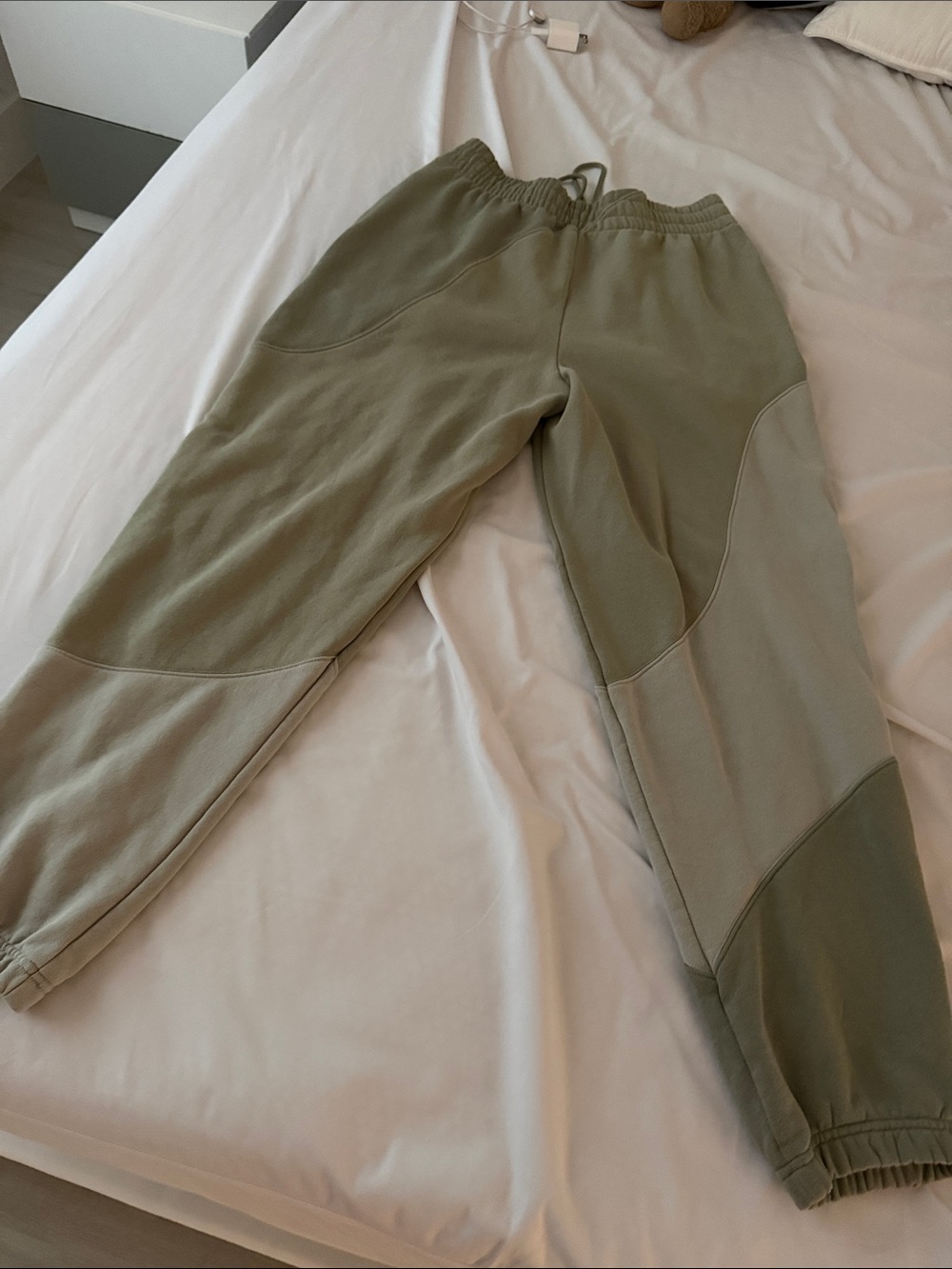 ALO Yoga Two-Tone Olive Green Hoodie & Joggers Set. Only been worn once size Med - Picture 5 of 5